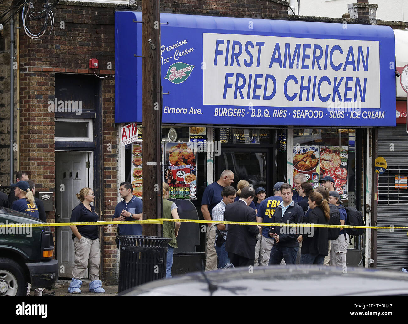 Les enquêteurs du FBI et de la police de recueillir à l'extérieur premier Américain Fried Chicken après Ahmad Khan Rahami, l'homme responsable de l'État de New York et du New Jersey à la bombe, a été arrêté par la police le 19 septembre 2016 à Elizabeth, New Jersey. Deux jours avant, l'explosion d'une bombe a explosé sur West 23rd Street à Manhattan autour de 8:30 h le samedi, blessant 29 personnes sur West 23rd Street à Manhattan. L'homme responsable de l'explosion à Manhattan le samedi soir et un bombardement plus tôt dans le New Jersey, Ahmad Khan Rahami, a été placé en garde à vue lundi après qu'il a été blessé dans une fusillade avec Banque D'Images