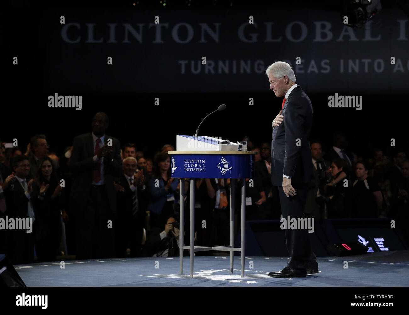 L'ancien Président des États-Unis Bill Clinton réagit après qu'il livre son dernier discours à jamais la Clinton Global Initiative à l'hôtel Sheraton de New York le 21 septembre 2016. La Clinton Global Initiative termine sa 12e et dernière réunion annuelle Le mercredi au milieu d'un examen approfondi au sujet de l'accès à ses donateurs reçus alors que Hillary Clinton a été la plus diplomate. Photo de John Angelillo/UPI Banque D'Images