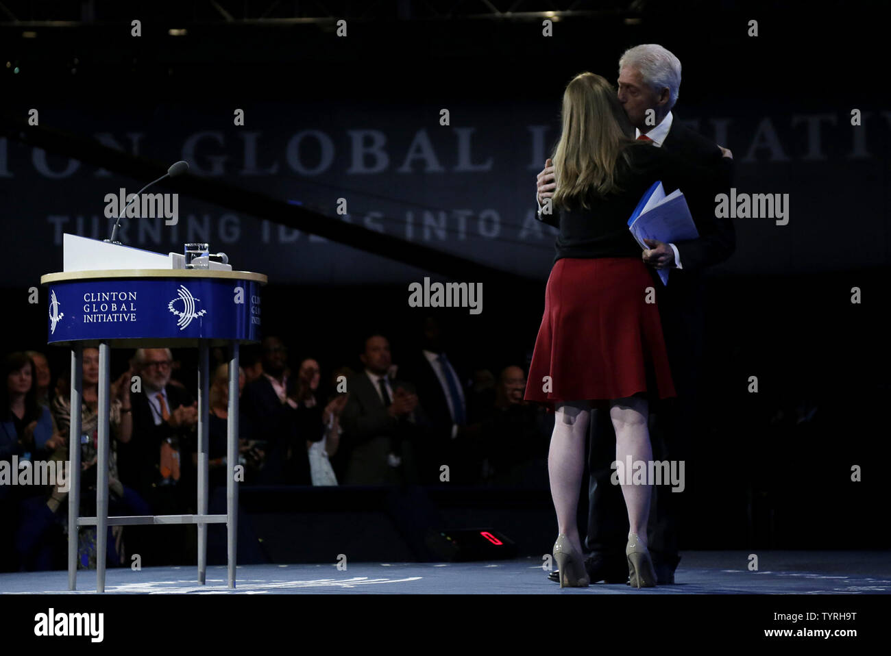 L'ancien Président des États-Unis Bill Clinton hugs fille Chelsea après qu'elle lui présente avant qu'il prononce son dernier discours à jamais la Clinton Global Initiative à l'hôtel Sheraton de New York le 21 septembre 2016. La Clinton Global Initiative termine sa 12e et dernière réunion annuelle Le mercredi au milieu d'un examen approfondi au sujet de l'accès à ses donateurs reçus alors que Hillary Clinton a été la plus diplomate. Photo de John Angelillo/UPI Banque D'Images