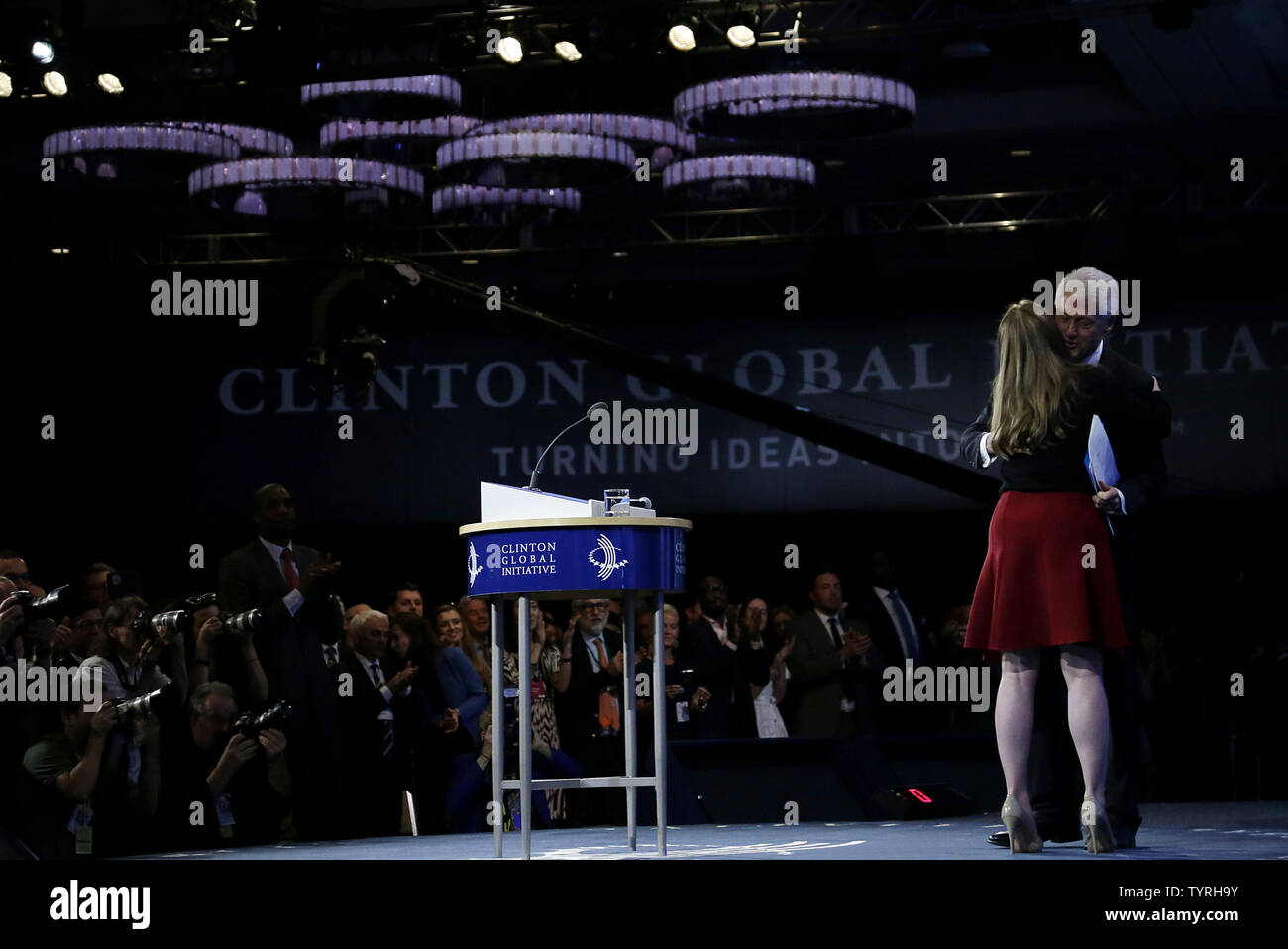 L'ancien Président des États-Unis Bill Clinton hugs fille Chelsea après qu'elle lui présente avant qu'il prononce son dernier discours à jamais la Clinton Global Initiative à l'hôtel Sheraton de New York le 21 septembre 2016. La Clinton Global Initiative termine sa 12e et dernière réunion annuelle Le mercredi au milieu d'un examen approfondi au sujet de l'accès à ses donateurs reçus alors que Hillary Clinton a été la plus diplomate. Photo de John Angelillo/UPI Banque D'Images