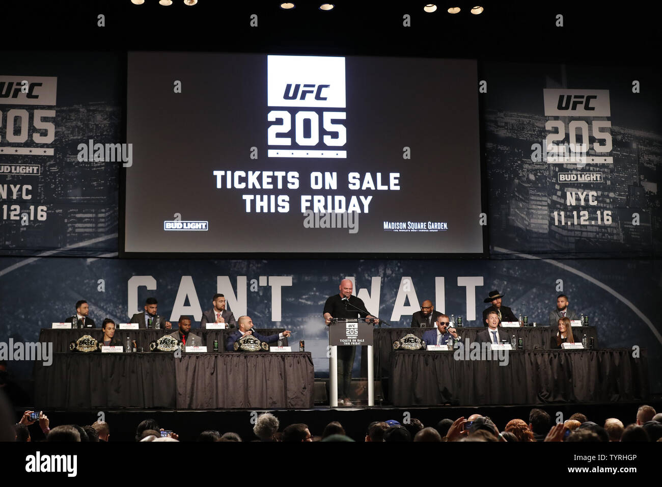 Le président de l'UFC Dana White est à la tribune avec les concurrents à l'UFC 205 événement presse au Madison Square Garden le 27 septembre 2016 à New York. L'UFC 205 aura lieu au MSG le 12 novembre 2016. Photo de John Angelillo/UPI Banque D'Images
