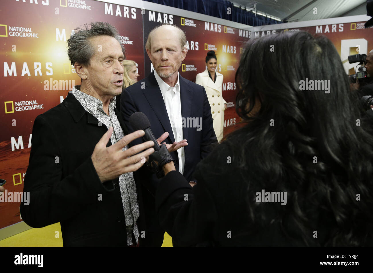 Brian Grazer et Ron Howard arrivent sur le tapis rouge à la National Geographic Channel 'MARS' New York Création le 26 octobre 2016 à New York City Photo de John Angelillo/UPI Banque D'Images