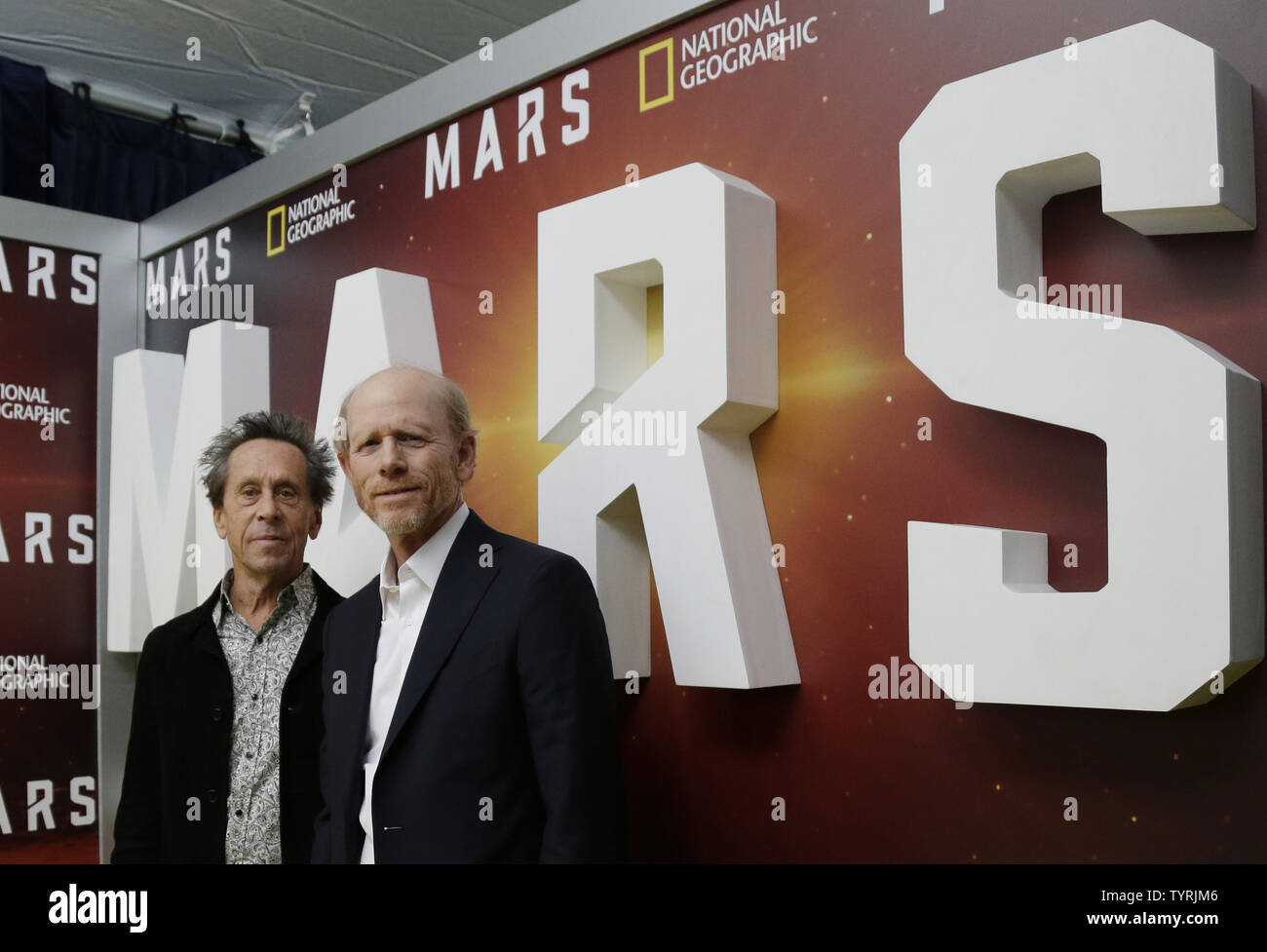 Brian Grazer et Ron Howard arrivent sur le tapis rouge à la National Geographic Channel 'MARS' New York Création le 26 octobre 2016 à New York City Photo de John Angelillo/UPI Banque D'Images