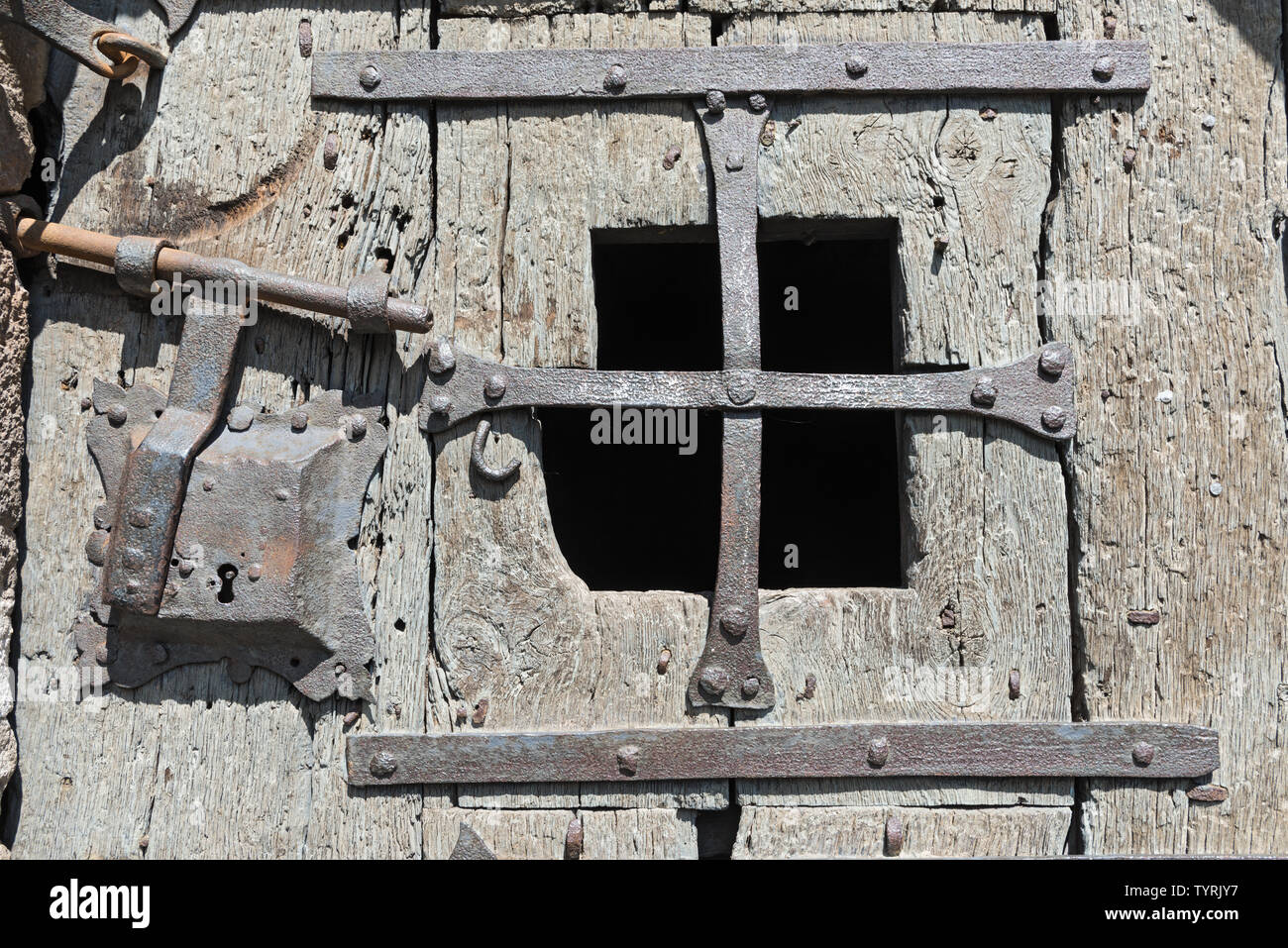 Vieille porte en bois avec fenêtre et fer forgé Banque D'Images