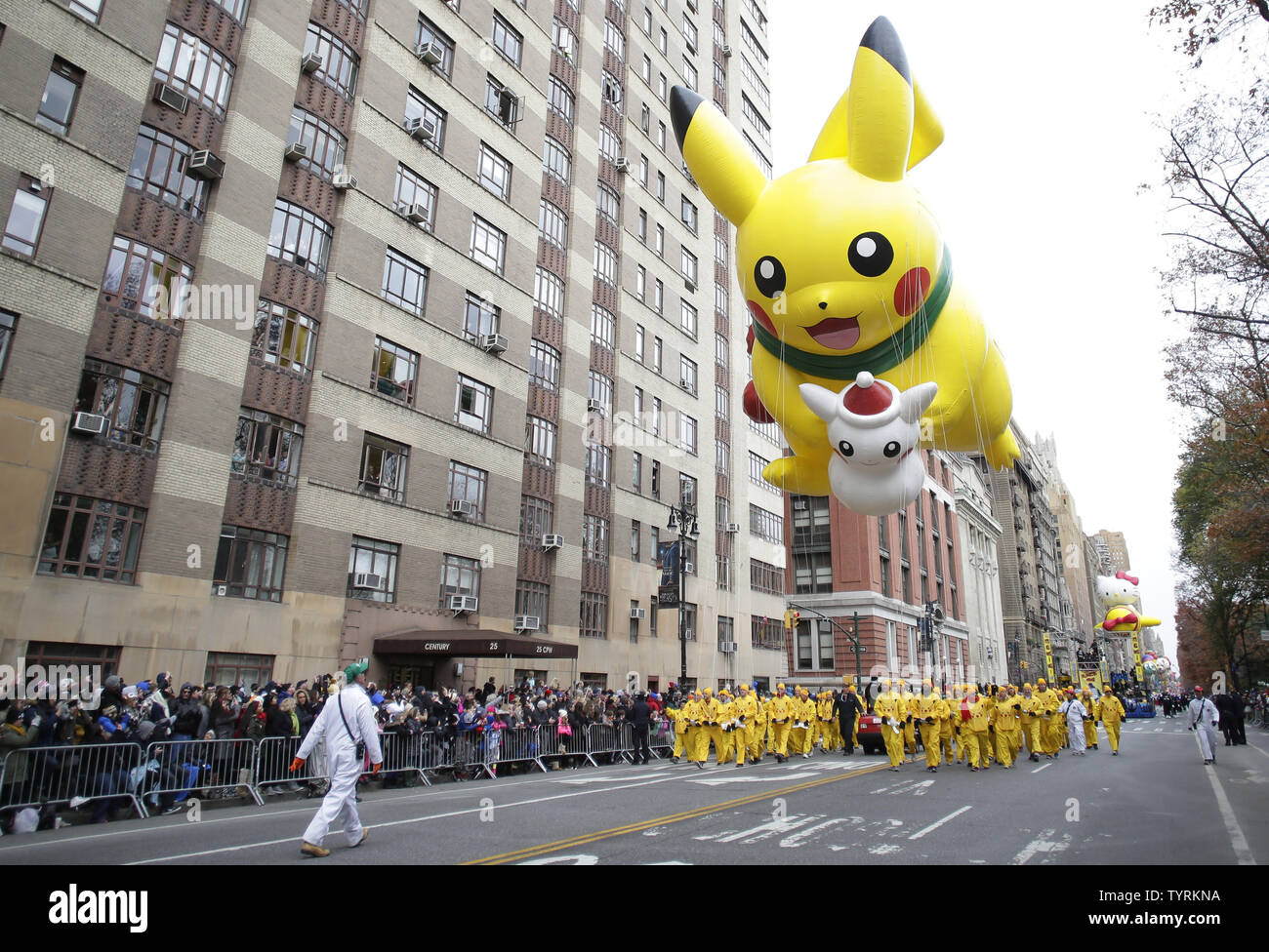 Le ballon Pikachu se déplace vers le bas l'itinéraire du défilé lors de la 90e Macy's Thanksgiving Day Parade à New York le 24 novembre 2016. Photo de John Angelillo/UPI Banque D'Images