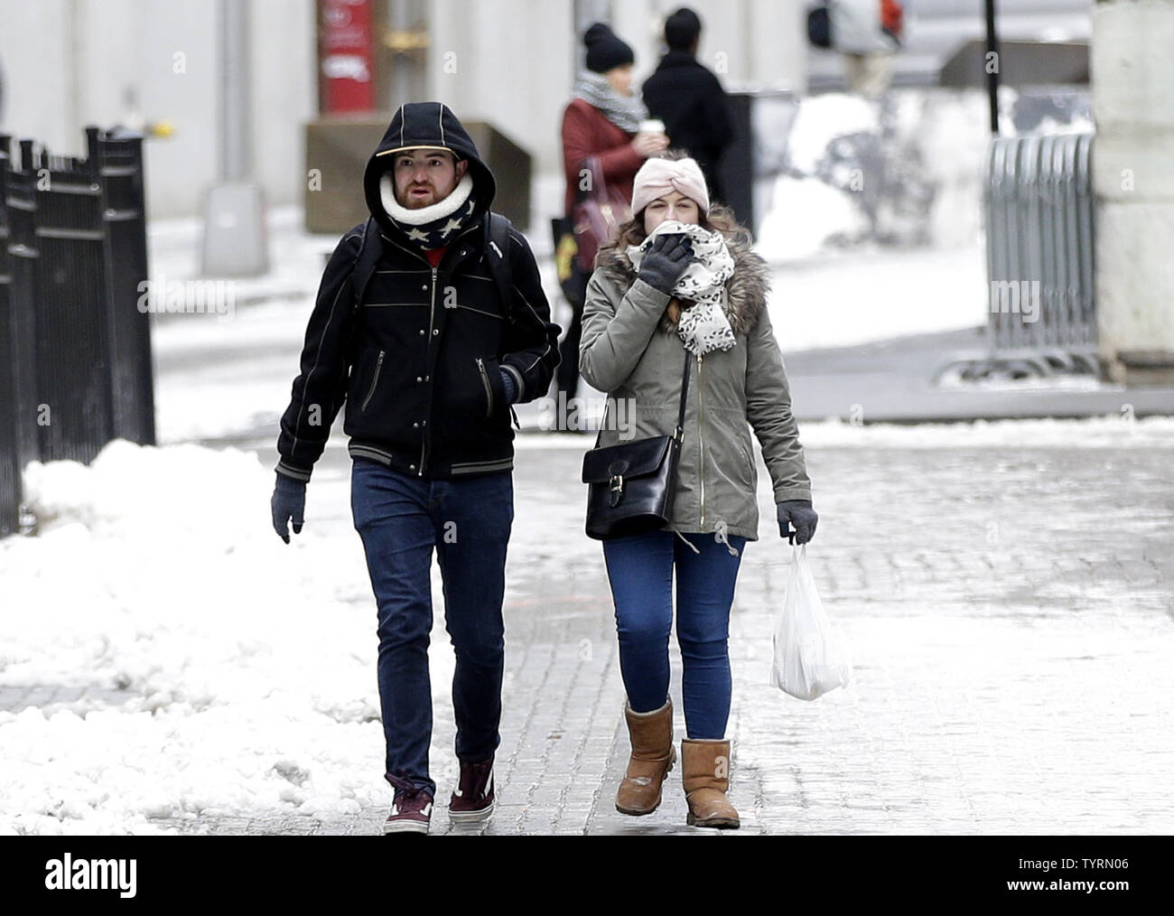 Une femme porte sur son visage avec une écharpe en hiver très froid météo à  New York City le 9 janvier 2017. La région va supporter des températures en  dessous de zéro