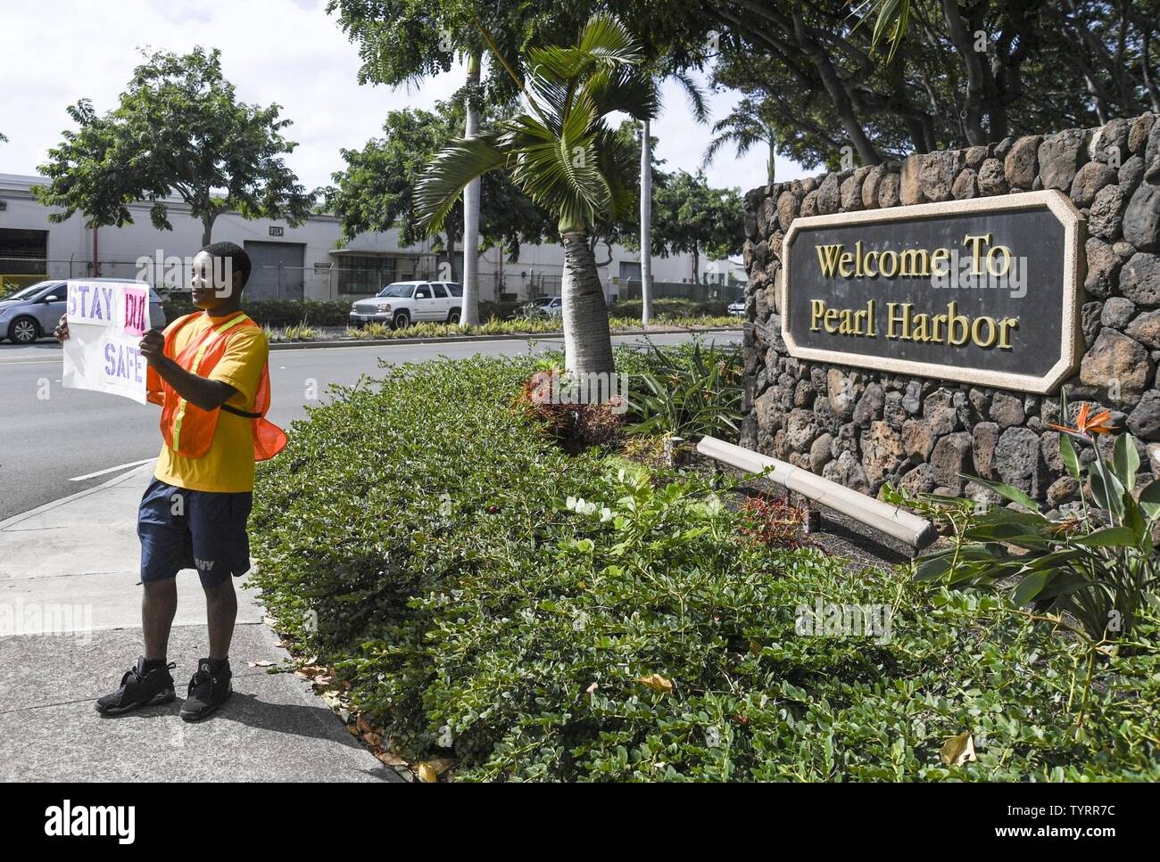 PEARL HARBOR (nov. 23, 2016) les membres de rassemblement à l'Joint Base Harbor-Hickam Pearl portes à rappeler aux conducteurs de ne pas boire et conduire, le 23 novembre. Maître de 2e classe Shaylee Stewart a organisé l'événement en partenariat avec Master Chief Suz Whitman, la flotte du Pacifique des États-Unis et JBPHH, chef principal de la Coalition des organisations de marins contre les décisions destructrices, d'aviateurs, contre l'alcool au volant, le Premier maître de 365 et la commande d'alcool et la toxicomanie de conseillers de programme. Banque D'Images