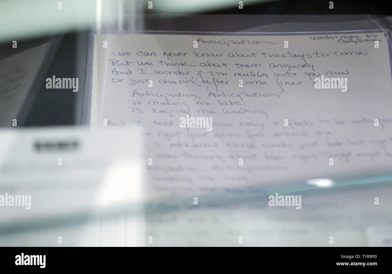 Une main Simon Carley lyric écrit feuille de "anticipation" est sur l'affichage lorsque 'TCM présente Rock and Roll à travers l'objectif" Vente Bonhams à New York maison de vente aux enchères le 27 mars 2017 dans la ville de New York. La vente les Jimi Hendrix's recorder et l'Abbey Road Studios console d'enregistrement utilisé pour enregistrer l'album de Pink Floyd "The Dark Side of the Moon' Photo de John Angelillo/UPI Banque D'Images