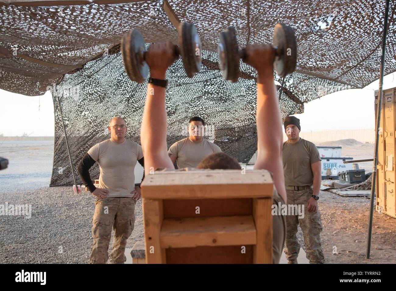 Les soldats de l'armée américaine, affecté à la 2e Peloton du 3e bataillon du 321e Batterie Baker Field Artillery Regiment 18e Brigade d'artillerie de regarder comme un coéquipier poids ascenseurs afin de corriger toute insuffisance dans la forme à l'Aérodrome de Qayyarah West, l'Iraq, le 23 novembre 2016. Plus de 60 partenaires de la Coalition se sont engagés à l'objectif d'éliminer la menace posée par l'État islamique d'Irak et du Levant et contribué à divers titres. Banque D'Images