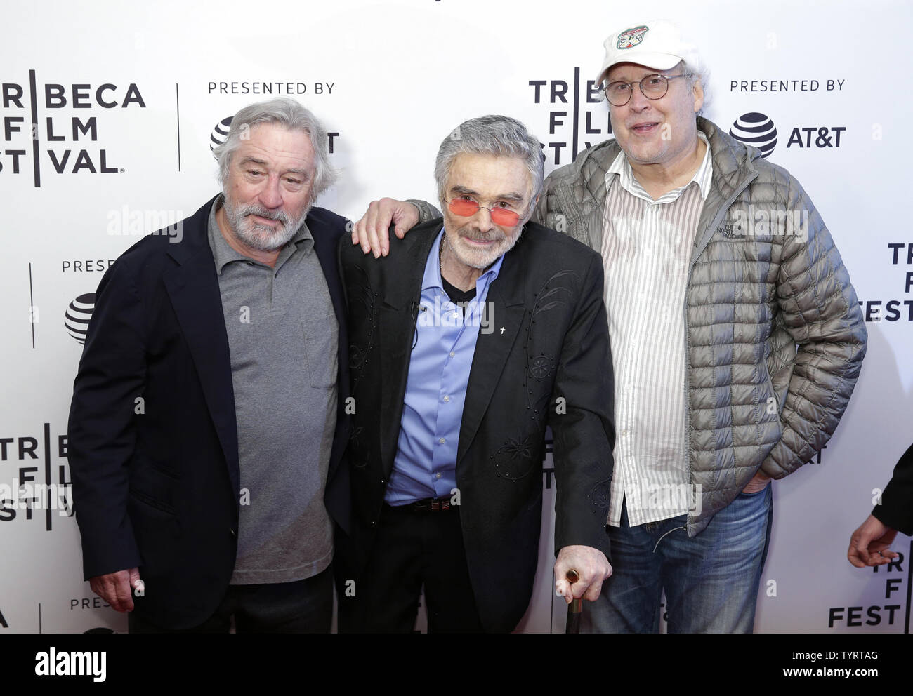 Robert De Niro, Burt Reynolds et Chevy Chase arrivent sur le tapis rouge à la 'Dog' Premiere pendant 2017 ans Tribeca Film Festival au Cinepolis Chelsea le 22 avril 2017 à New York. Photo de John Angelillo/UPI Banque D'Images