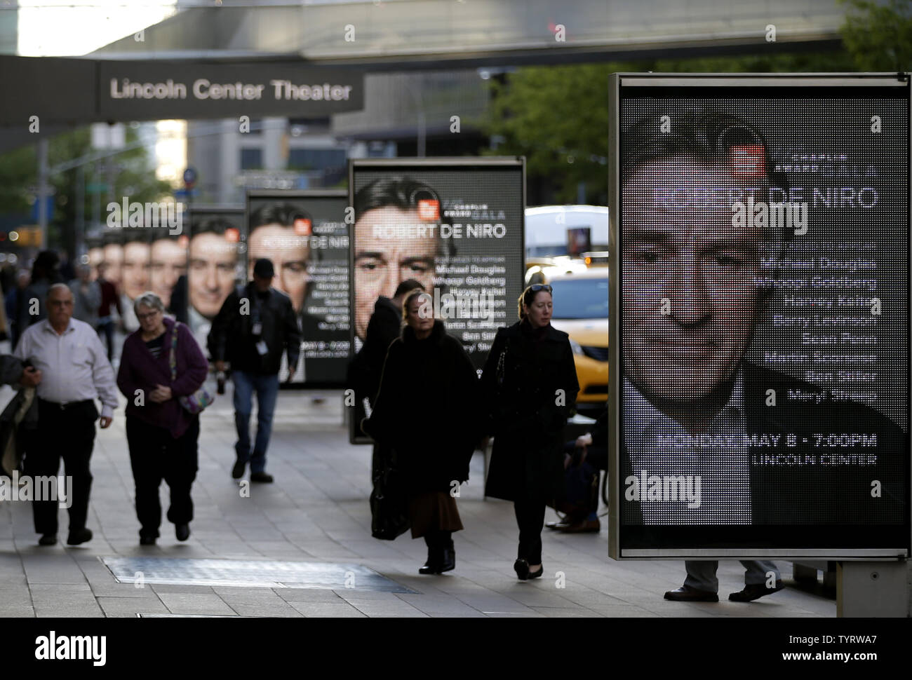 Les piétons à pied passé affiches numériques de Robert De Niro en dehors de la 44e Gala Prix Chaplin Robert De Niro au David H. Koch Theater au Lincoln Center le 8 mai 2017 à New York. Photo de John Angelillo/UPI Banque D'Images