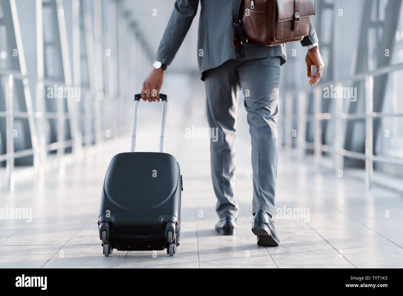 Voyage d'affaires. Businessman Carrying Suitcase, vue arrière Banque D'Images