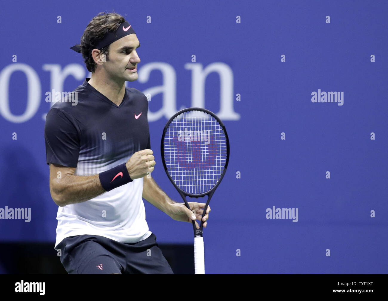Roger Federer Suisse réagit après avoir gagné un point contre Feliciano Lopez de l'Espagne dans le 3ème tour de l'Arthur Ashe Stadium à l'US Open 2017 Tennis Championships à l'USTA Billie Jean King National Tennis Center à New York le 2 septembre 2017. Photo de John Angelillo/UPI Banque D'Images