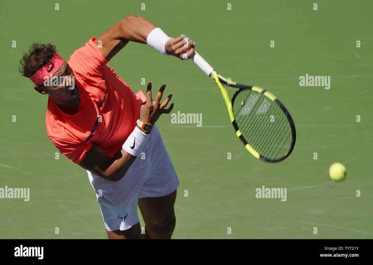 L'Espagne de Rafael Nadal sert à Alexandr Dolgopolov de l'Ukraine au cours de leur 4e match dans l'Arthur Ashe Stadium à l'US Open 2017 Tennis Championships à l'USTA Billie Jean King National Tennis Center à New York le 4 septembre 2017. Photo par Ray Stubblebine/UPI Banque D'Images