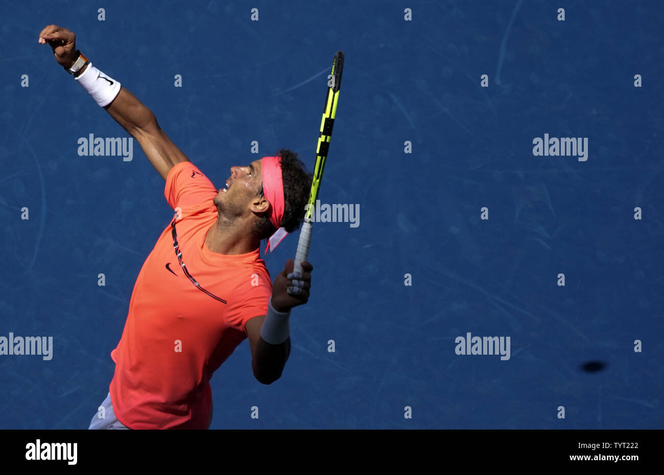 L'Espagne de Rafael Nadal sert à Alexandr Dolgopolov de l'Ukraine au cours de leur 4e match dans l'Arthur Ashe Stadium à l'US Open 2017 Tennis Championships à l'USTA Billie Jean King National Tennis Center à New York le 4 septembre 2017. Photo par Ray Stubblebine/UPI Banque D'Images