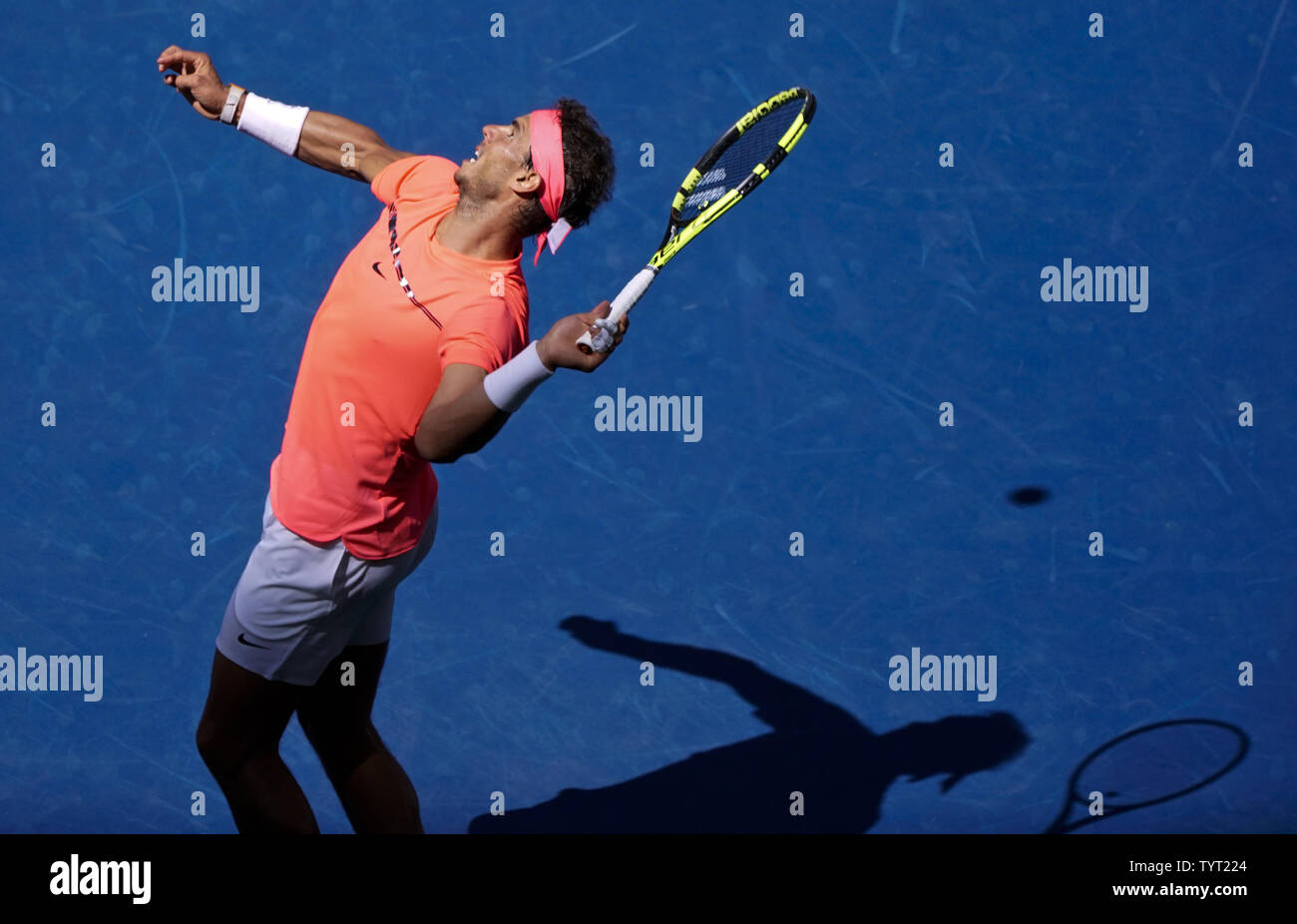L'Espagne de Rafael Nadal sert à Alexandr Dolgopolov de l'Ukraine au cours de leur 4e match dans l'Arthur Ashe Stadium à l'US Open 2017 Tennis Championships à l'USTA Billie Jean King National Tennis Center à New York le 4 septembre 2017. Photo par Ray Stubblebine/UPI Banque D'Images