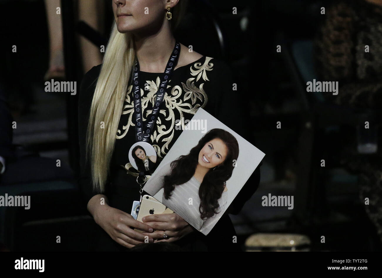 Les partisans de Miss Dakota du Nord Cara Mund tenir sa photo avant qu'elle a remporté le 97e concours annuel de Miss America 2018 au Boardwalk Hall d'Atlantic City, New Jersey le 10 septembre 2017. Photo de John Angelillo/UPI Banque D'Images