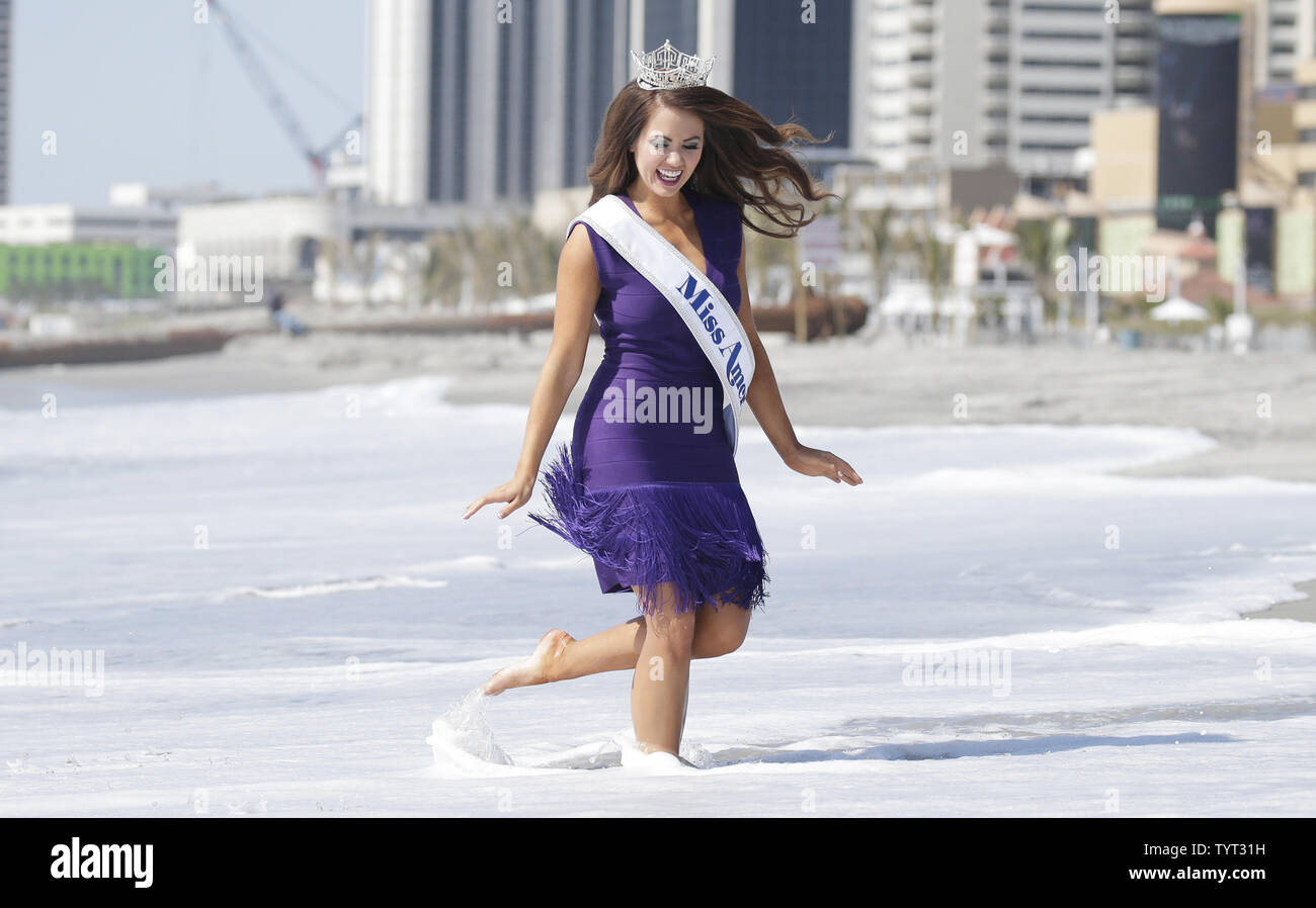 En 2018, nouvellement couronnée Miss America Cara Mund court le long de la ligne de rivage au traditionnel Toe tremper le jour après qu'elle remporte le 97e concours annuel de Miss America 2018 au Boardwalk Hall d'Atlantic City, NJ le 11 septembre 2017. Photo de John Angelillo/UPI Banque D'Images