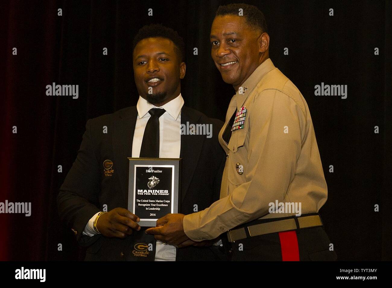 Le général Craig C. Crenshaw, général commandant de Marine Corps Logistics Command, présente Dre' Fusilier, d'utiliser de nouveau pour la Grambling State University Tigers équipe de football, avec le Corps des Marines Prix Excellence en leadership au cours de Bayou Classic déjeuner des entraîneurs Le 25 novembre 2016 à l'hôtel Hyatt Regency New Orleans. Le Prix Excellence en leadership est remis à un joueur qui non seulement fait preuve de leadership sur le terrain, mais en dehors du terrain. Banque D'Images