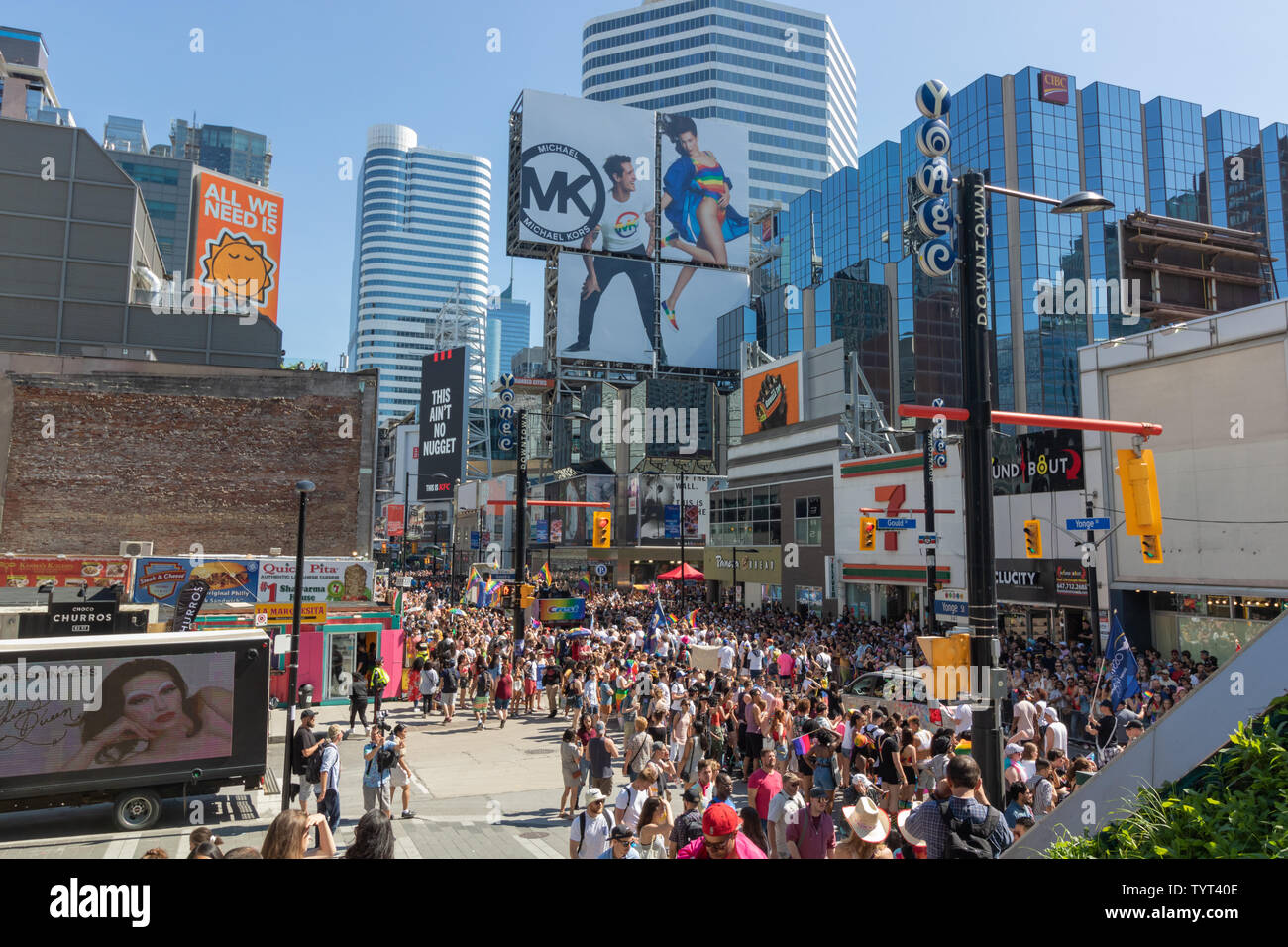 La mer de personnes partageant une bonne énergie et d'amour au cours de la Fierté de Toronto. C'est vraiment une expérience incroyable ! Banque D'Images