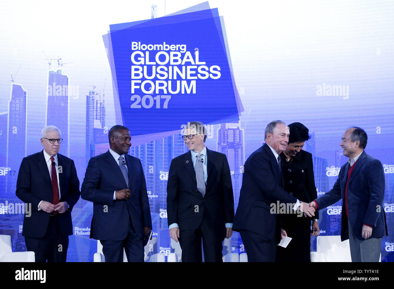 Chef d'Aliko Dangote Industries Limited, Dangote Bill et Melinda Gates Foundation Co-fondateur Bill Gates, PDG de PepsiCo, Indra Nooyi et directeur général de SoftBank Masayoshi fils sont accueillis par fondateur de BLOOMBERG L.P. et Bloomberg Philanthropies Michael R. Bloomberg sur scène à la Bloomberg Global Business Forum à l'hôtel Plaza à New York le 20 septembre 2017. Le Bloomberg Global Business Forum est accueilli au cours de la semaine de l'Assemblée générale des Nations Unies à New York. Photo de John Angelillo/UPI Banque D'Images