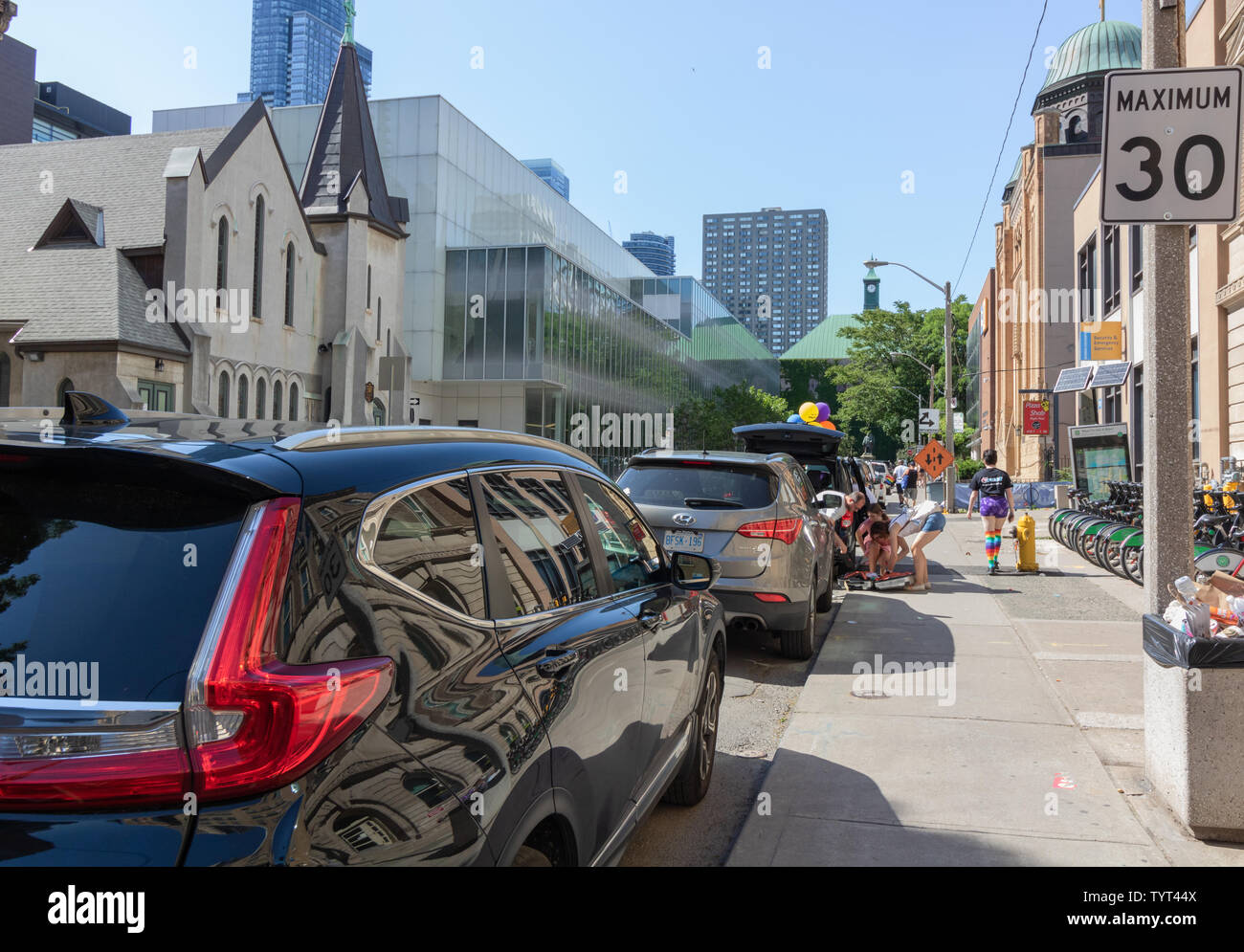 Les participants séparés de fierté immenses foules couleurs arc-en-ciel sportif fait le centre-ville de Toronto et dynamique belle me rappeler combien nous sommes heureux ici. Banque D'Images