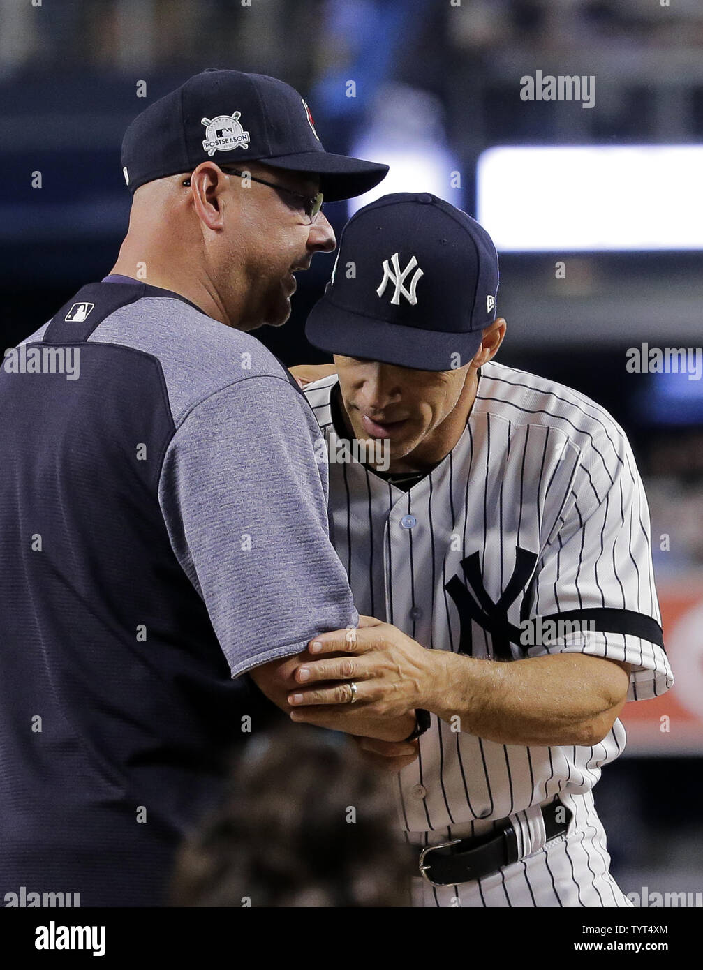 Les Indians de Cleveland manager Terry Francona whispers à New York Yankees gérant Joe Girardi (R) comme ils l'accolade lors de cérémonies avant qu'ils ont joué les playoffs MLB 2017 Ligue américaine de la série de Division 3 match au Yankee Stadium de New York le 8 octobre 2017. Photo par Ray Stubblebine/UPI Banque D'Images