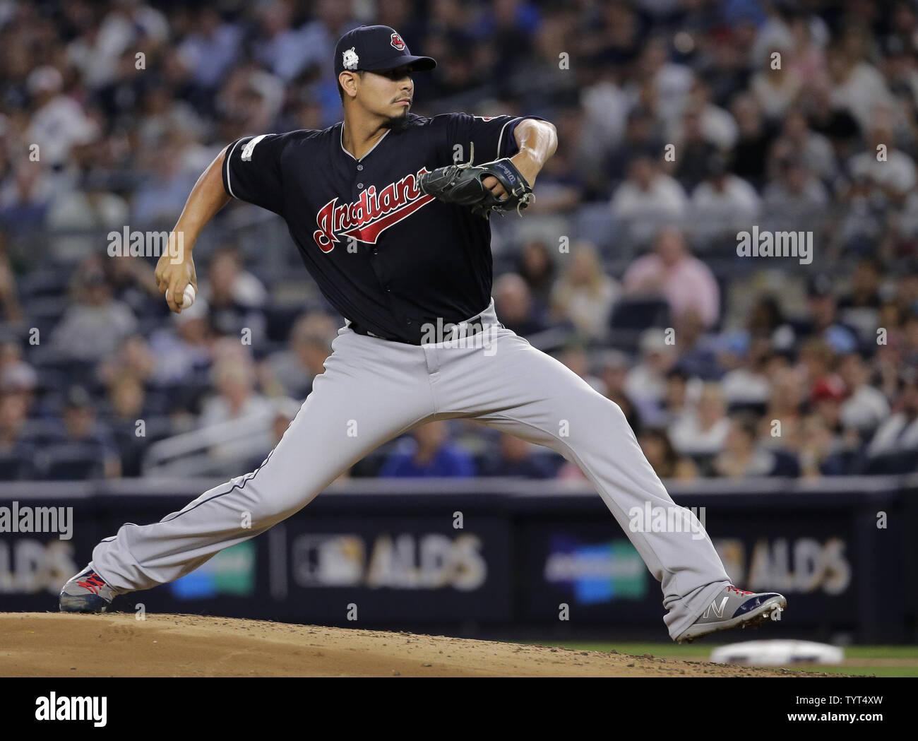 Les Indians de Cleveland le lanceur partant Carlos Carrasco jette un pitch pour les Yankees de New York dans la première manche de la ligue américaine 2017 MLB Playoffs 3 jeu de la série de division au Yankee Stadium de New York le 8 octobre 2017. Photo par Ray Stubblebine/UPI Banque D'Images