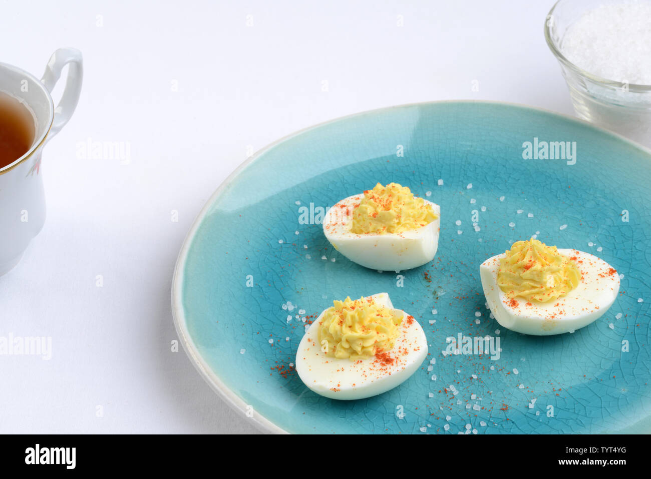 Libre oeufs farcis avec le paprika et le sel Banque D'Images