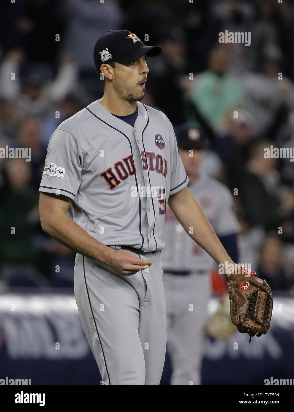 Le lanceur partant des Houston Astros Charlie Morton réagit après New York Yankees batter Todd Frazier a frappé un home run run dans la deuxième manche dans le jeu 3 de la MLB Playoffs 2017 American League Championship Series au Yankee Stadium de New York le 16 octobre 2017. Photo par Ray Stubblebine/UPI Banque D'Images