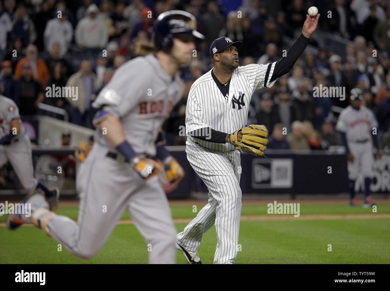 Le lanceur partant des Yankees de New York CC Sabathia lance Astros de Houston batter Josh Reddick (L) à la première base pour mettre fin à la cinquième manche dans le jeu 3 de la MLB Playoffs 2017 American League Championship Series au Yankee Stadium de New York le 16 octobre 2017. Photo par Ray Stubblebine/UPI Banque D'Images