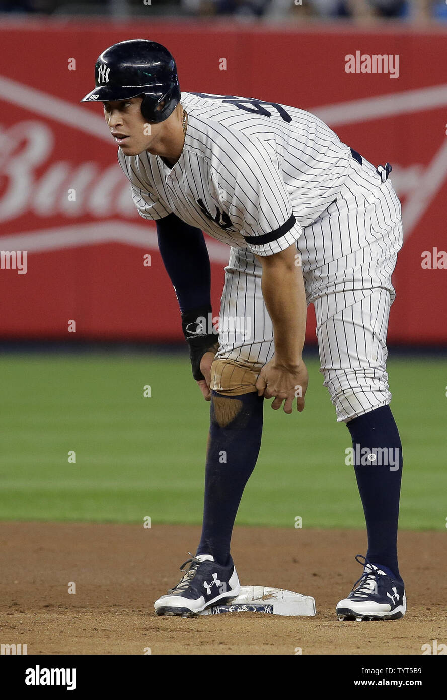 New York Yankees runner juge Aaron ajuste son sock à la deuxième base après qu'il a été appelé en essayant de voler contre les Astros de Houston en quatrième manche dans le jeu 4 de la MLB Playoffs 2017 American League Championship Series au Yankee Stadium de New York le 17 octobre 2017. Photo par Ray Stubblebine/UPI Banque D'Images