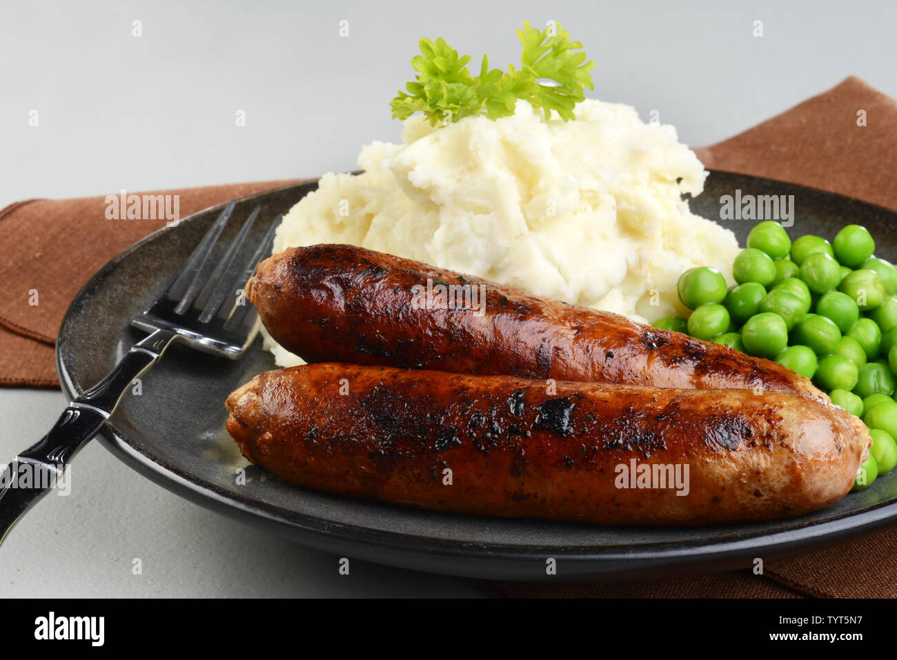 De gros plan avec saucisses chorizo purée de pommes de terre et les pois verts Banque D'Images