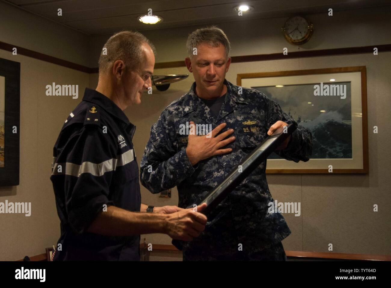 Mer Méditerranée (nov. 25, 2016) Le Cmdr. Christopher J. Gilbertson de Minneapolis, droite, commandant du destroyer lance-missiles USS Mason (DDG 87), présente un tableau de Mason à adm arrière français. Olivier Lebas, à gauche, sur le porte-avions FS Charles de Gaulle (R91) au cours d'une visite et excursion. Mason, déployés dans le cadre du Groupe d'intervention d'Eisenhower. États-unis 6e Flotte, basée à Naples, Italie, effectue l'ensemble des opérations navales et mixte, souvent de concert avec ses alliés, le joint, et inter-organismes partenaires, afin de faire progresser les intérêts nationaux américains et se Banque D'Images