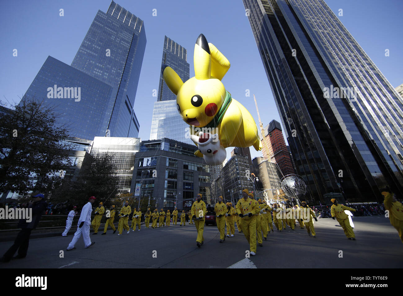Un ballon Pikachu se déplace vers le bas l'itinéraire du défilé à la 91 Macy's Thanksgiving Day Parade à New York le 23 novembre 2017. Photo de John Angelillo/UPI Banque D'Images