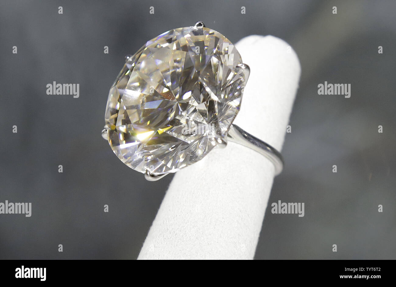 Le plus grand diamant rond jamais d'apparaître lors de l'adjudication pesant 110 carats est exposée à un aperçu des médias pour Sotheby's premier 'Vie de luxe' série de vente, offrant le meilleur en matière de bijoux, montres, voitures, du vin et de la mode, chez Sotheby's à New York le 30 novembre 2017. Toutes les "Vie de luxe' expositions ouvertes au public le 30 novembre. Photo de John Angelillo/UPI Banque D'Images