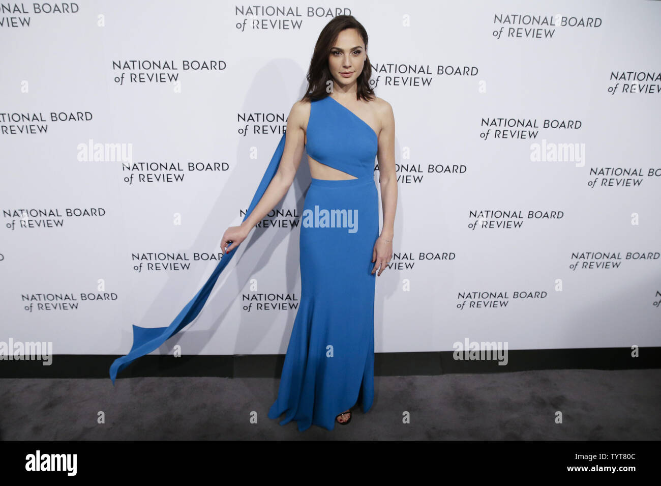 Gal Gadot arrive sur le tapis rouge à la National Board of Review Awards Gala annuel au Cipriani 42nd Street à New York City le 9 janvier 2018. Le National Board of Review's récompensent l'excellence dans le cinéma avec des catégories telles que Meilleur Film, Meilleur Réalisateur, Meilleur acteur et actrice, meilleur scénario adapté et original, des performances, et des débuts, ainsi que la signature rend hommage comme la liberté d'expression. Photo de John Angelillo/UPI Banque D'Images