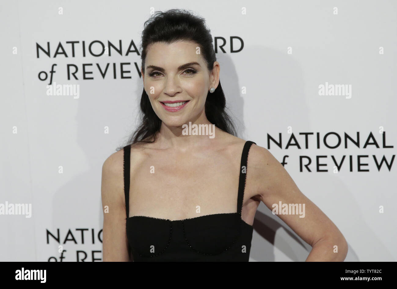 Julianna Margulies arrive sur le tapis rouge à la National Board of Review Awards Gala annuel au Cipriani 42nd Street à New York City le 9 janvier 2018. Le National Board of Review's récompensent l'excellence dans le cinéma avec des catégories telles que Meilleur Film, Meilleur Réalisateur, Meilleur acteur et actrice, meilleur scénario adapté et original, des performances, et des débuts, ainsi que la signature rend hommage comme la liberté d'expression. Photo de John Angelillo/UPI Banque D'Images