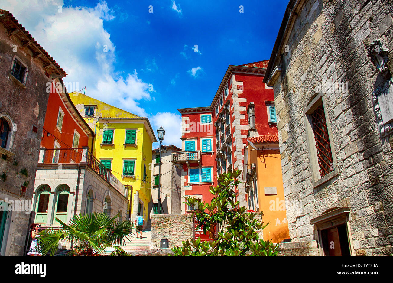 Avis de maisons colorées de la ville Porec, Istrie, Croatie. Il y a le ciel bleu en arrière-plan. Banque D'Images
