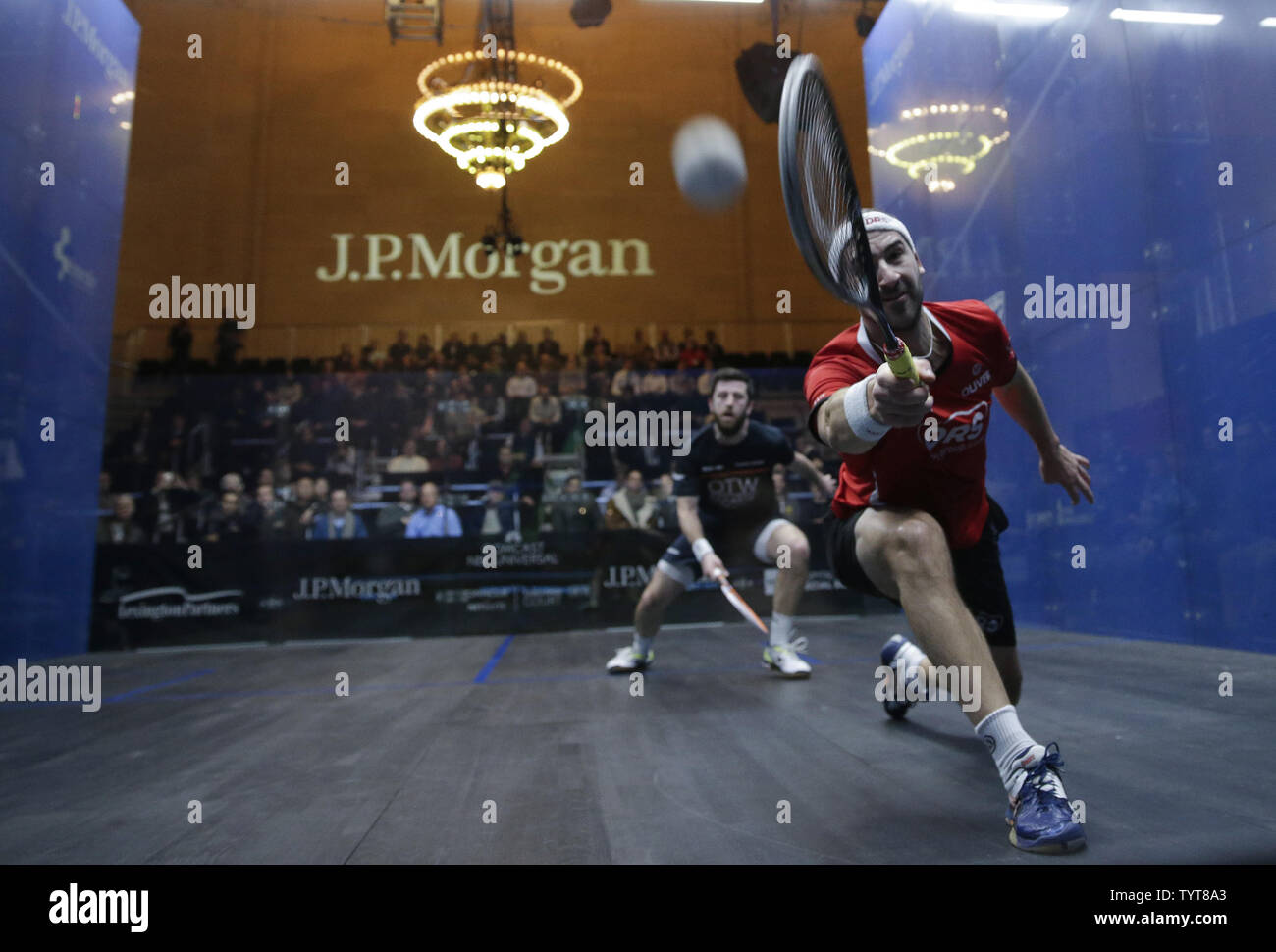 Simon Rosner, de l'Allemagne renvoie une balle à Daryl Selby, d'Angleterre à la J.P. Morgan Tournoi des Champions tournoi de squash professionnel à Grand Central Terminal de New York le 18 janvier 2018. Le tournoi annuel devrait se poursuivre jusqu'au 25 janvier. Photo de John Angelillo/UPI Banque D'Images