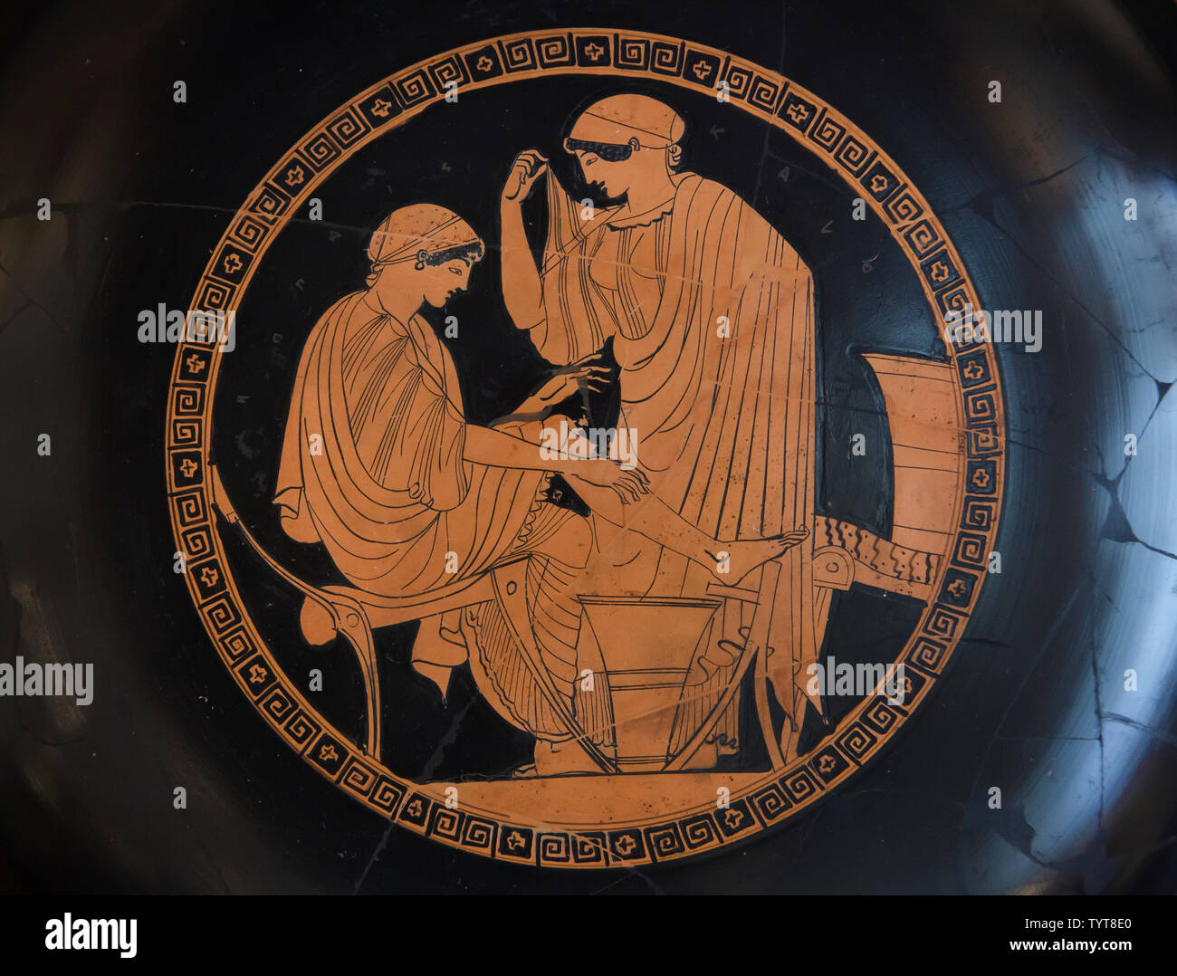 Carder la laine femmes représentées dans le grenier-rouge tasse figure par le peintre Douris datée d'environ 480-470 BC trouvés en Italie, Vulci, maintenant exposée dans l'Altes Museum de Berlin, Allemagne. Banque D'Images