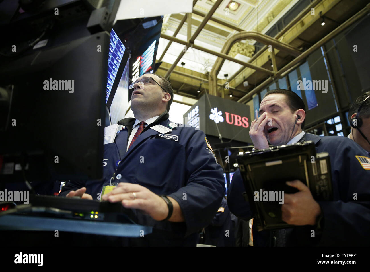 Traders travailler sur le parquet de la Bourse à la cloche d'ouverture à la Bourse de New York sur Wall Street à New York City le 6 février 2018. Après la chute de 1 175,21 lundi l'indice Dow Jones a gagné 350 points après avoir chuté de plus de 500 points à l'ouvrir. Photo de John Angelillo/UPI Banque D'Images