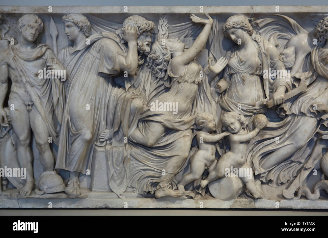 Creusa (mentionnons Glauce) La combustion dans le vêtement offert par Medea décrite dans le détail de la réparation sur le sarcophage Medea. Sarcophage en marbre romain daté de 140-150 annonce sur afficher dans l'Altes Museum de Berlin, Allemagne. Le sarcophage a été trouvé près de Porta San Lorenzo à Rome, Italie. Banque D'Images