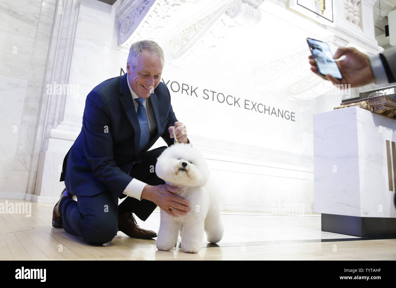 Le gestionnaire de projet de loi McFadden est titulaire Best in Show winner at the 2018 Westminster Dog Show, Flynn Le Bichon Frise, sur le parquet de la Bourse à la cloche d'ouverture à la Bourse de New York sur Wall Street à New York City le 16 février 2018. US Stocks chercher à ajouter à une série de cinq jours et sont sur la bonne voie pour leur meilleur gain hebdomadaire en cinq ans. Photo de John Angelillo/UPI Banque D'Images