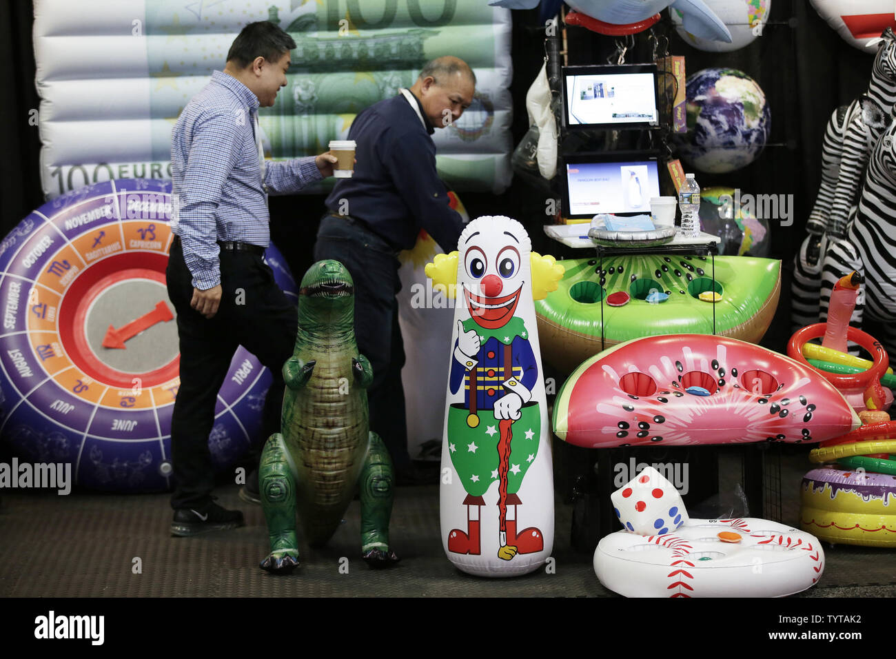 Un Bozo Le Clown jouet punch est exposée à la 115e American International Toy Fair au Jacob K. Javits Convention Center de New York le 17 février 2018. C'est le plus grand marché de jouets et de produits pour les jeunes de l'hémisphère ouest, réunissant plus de 1 000 exposants, fabricants, distributeurs, importateurs et exportateurs du monde entier de présenter leurs jouets et de produits de divertissement. Photo de John Angelillo/UPI Banque D'Images