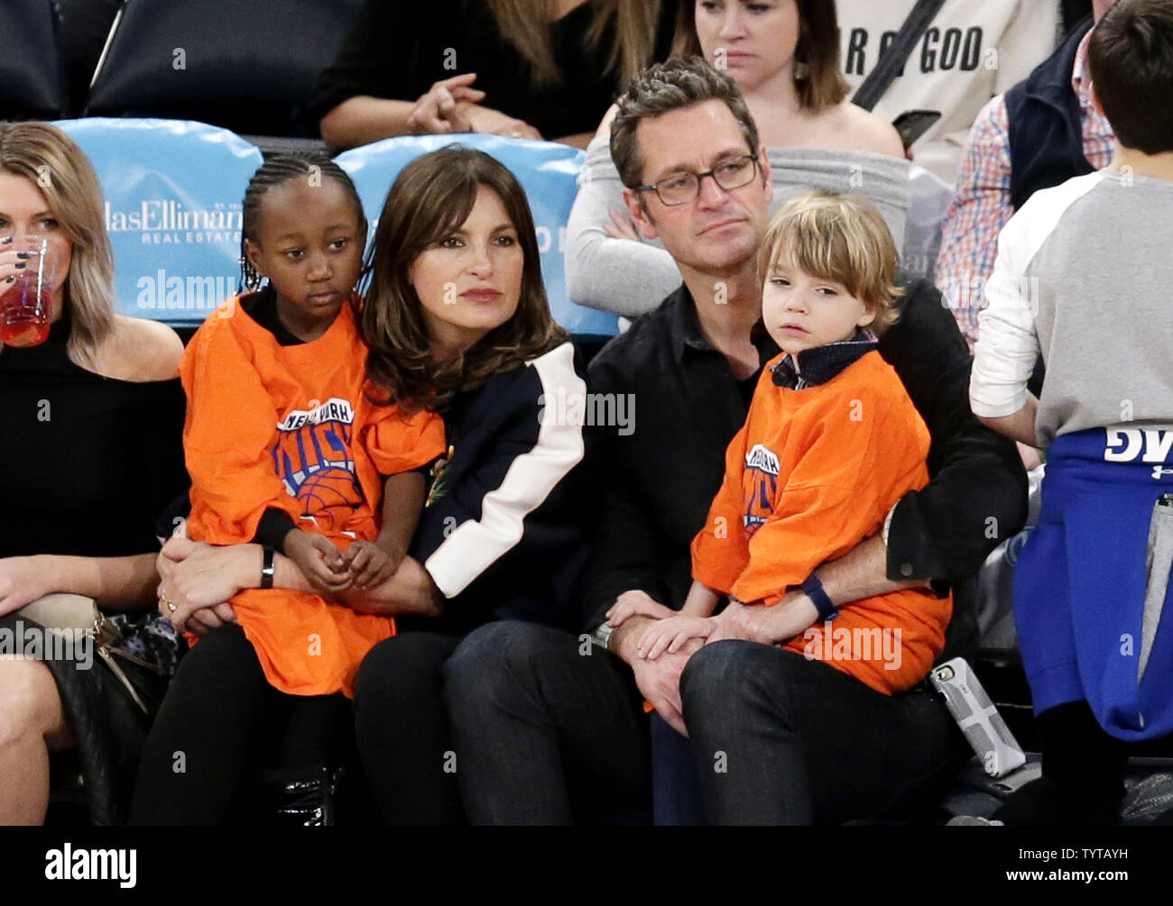 Mariska Hargitay, Peter Hermann et enfants Andrew Nicolas et Amaya Joséphine regarder les New York Knicks jouer les Boston Celtics au Madison Square Garden de New York le 24 février 2018. Photo de John Angelillo/UPI Banque D'Images