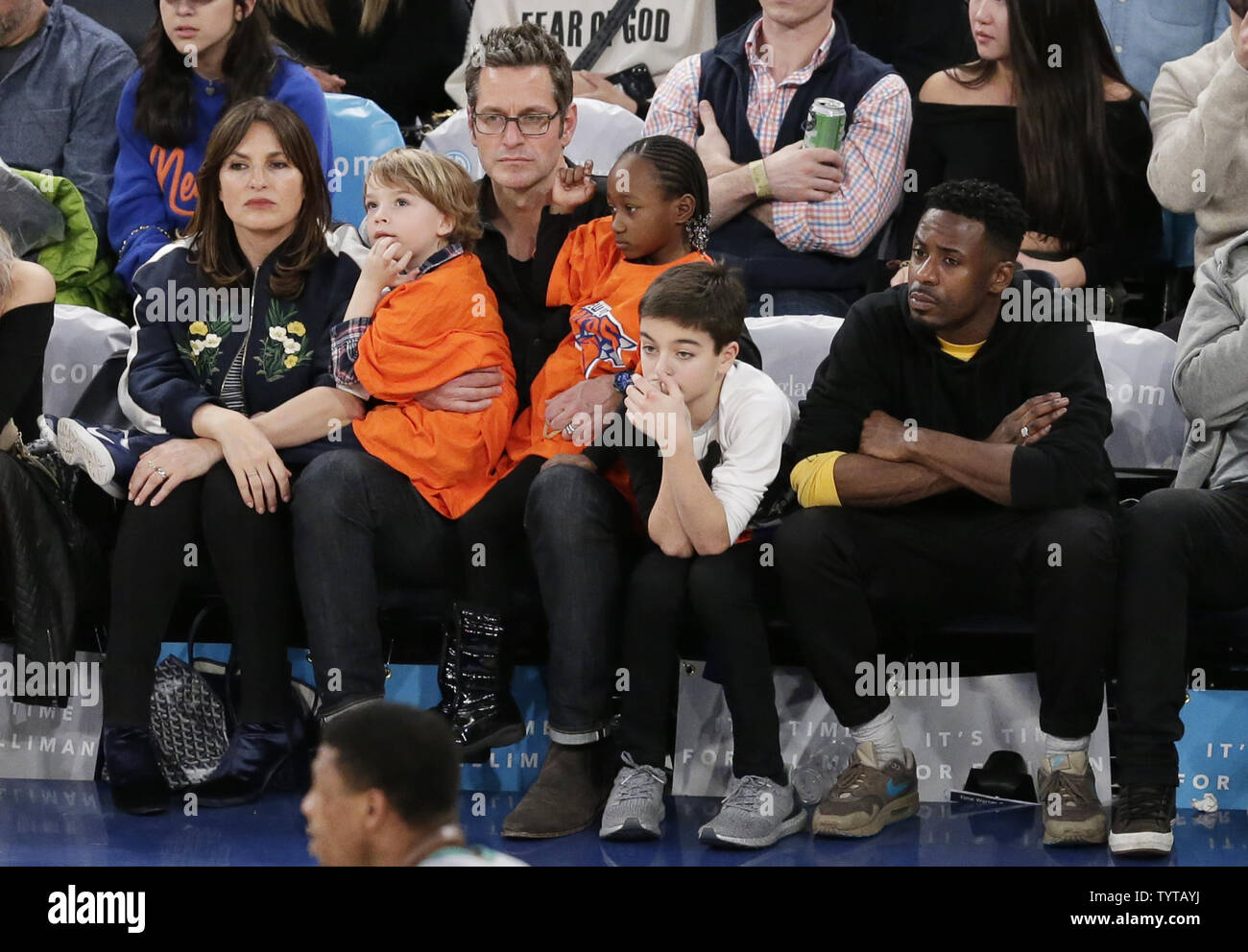 Mariska Hargitay, Peter Hermann et enfants Andrew Nicolas, Amaya Joséphine et août regarder les New York Knicks jouer les Boston Celtics au Madison Square Garden de New York le 24 février 2018. Photo de John Angelillo/UPI Banque D'Images
