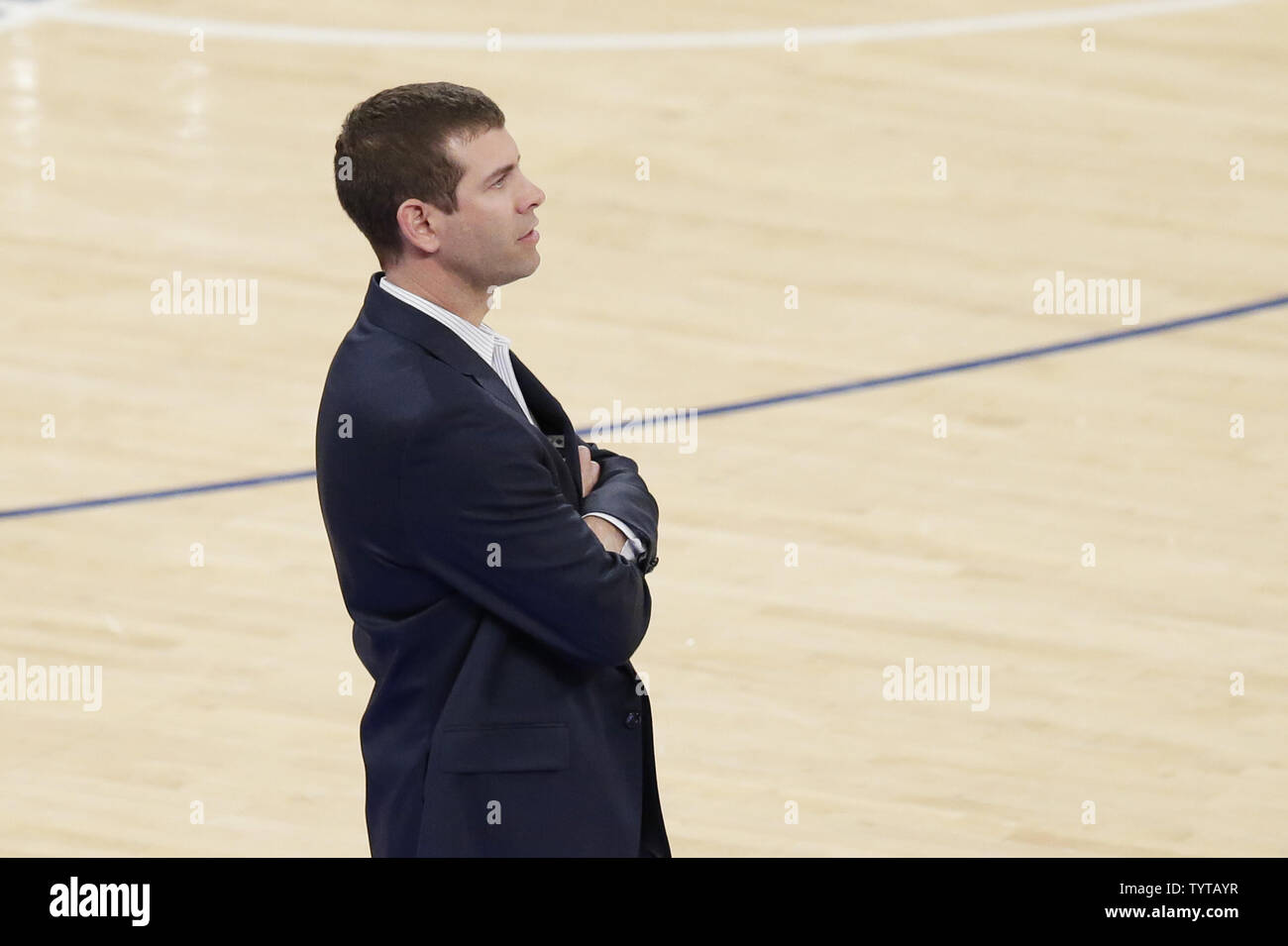 Boston Celtics l'entraîneur-chef Brad Stevens se trouve près de l'établi dans la seconde moitié contre les New York Knicks au Madison Square Garden de New York le 24 février 2018. Les Celtics a battu les Knicks 121-112. Photo de John Angelillo/UPI Banque D'Images