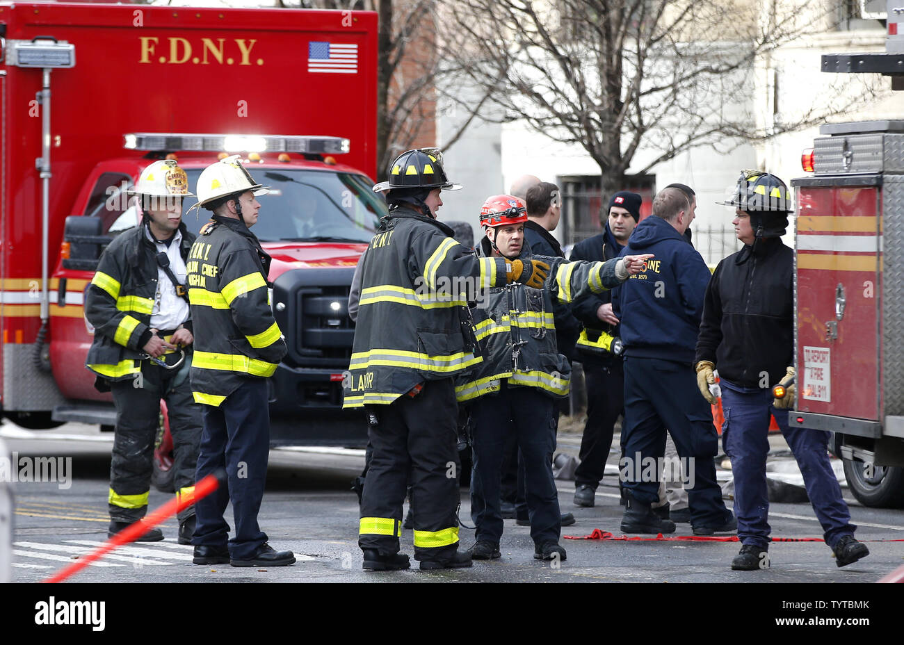 FDNY les pompiers continuent à travailler sur la scène d'un cinq-alarme  incendie qui a éclaté dans le sous-sol de 773 Avenue Saint Nicolas hier à  New York le 23 mars 2018. L'incendie