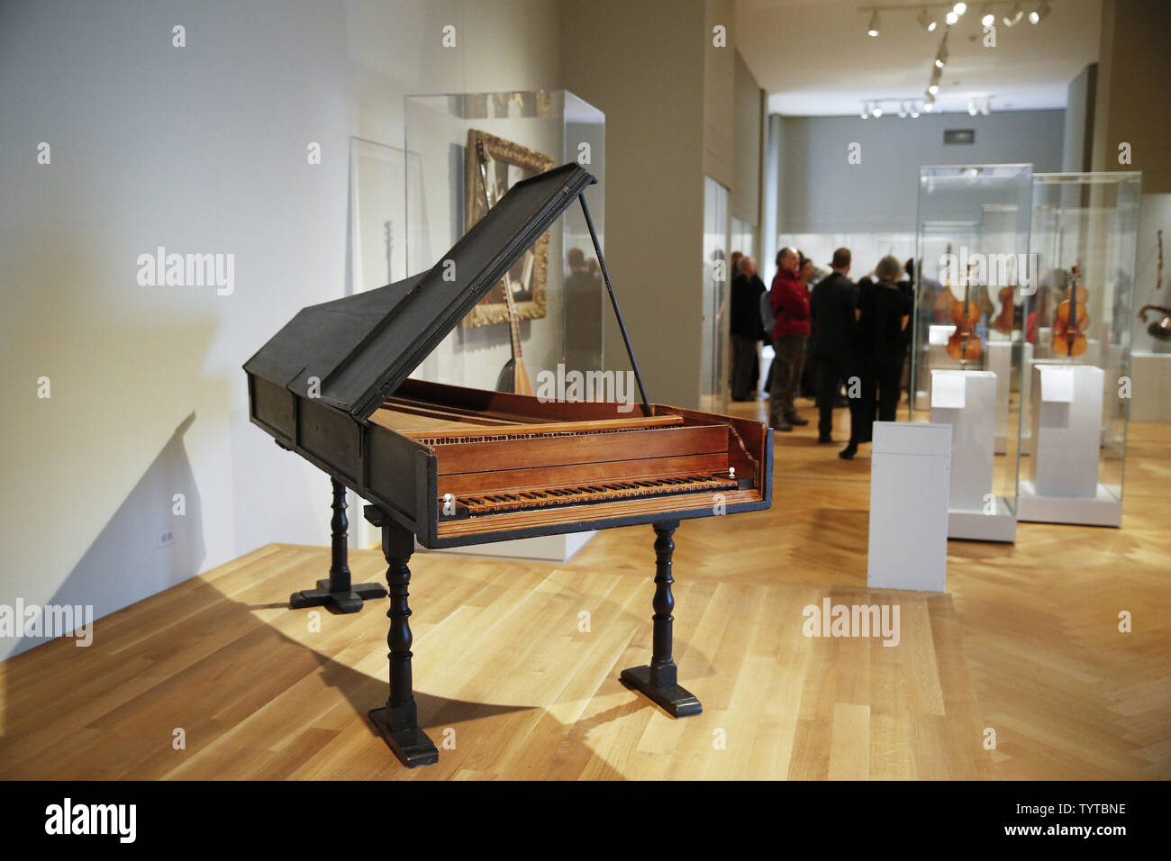 Les mondes plus ancien grand piano à partir de 1720 par Bartolomeo  Cristofori est exposée à une presse d'aperçu pour 'l'Art de la musique :  Les nouveaux instruments de musique de galeries
